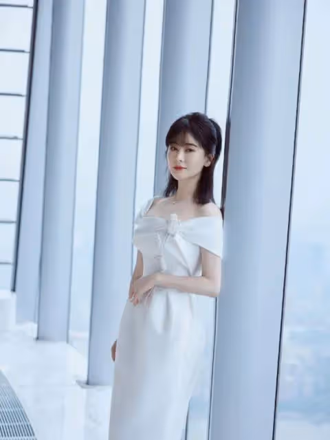 40+女神左小青真白任性!抹胸裙秀曼妙身材,資本為何獨寵她?