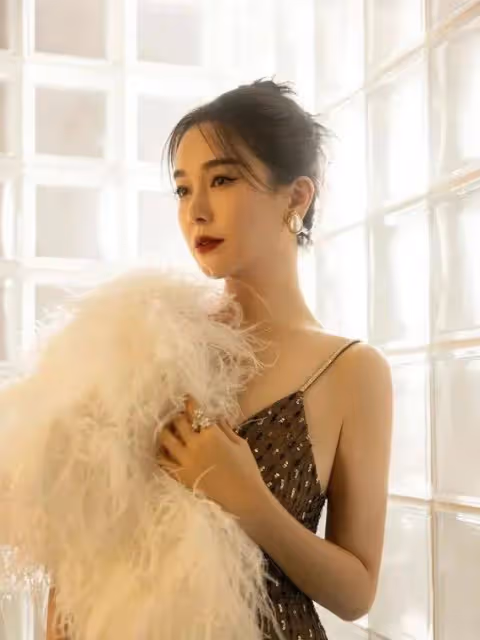 40+女神左小青真白任性!抹胸裙秀曼妙身材,資本為何獨寵她?