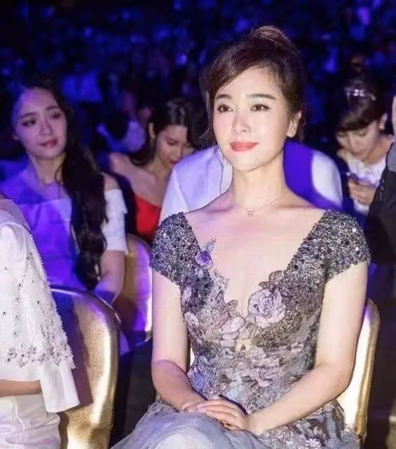 40+女神左小青真白任性！抹胸裙秀曼妙身材，資本為何獨寵她？