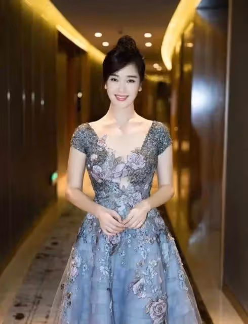 40+女神左小青真白任性！抹胸裙秀曼妙身材，資本為何獨寵她？