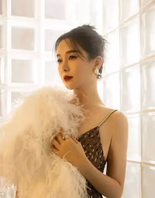 40+女神左小青真白任性！抹胸裙秀曼妙身材，資本為何獨寵她？