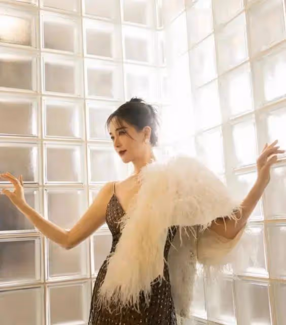 40+女神左小青真白任性!抹胸裙秀曼妙身材,資本為何獨寵她?