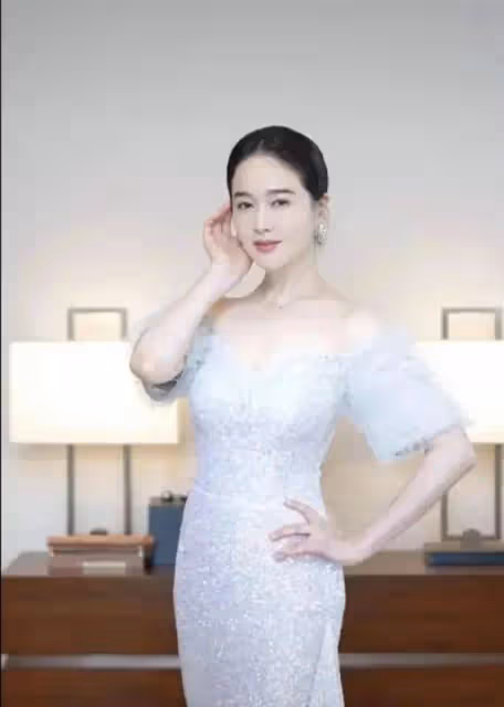 40+女神左小青真白任性!抹胸裙秀曼妙身材,資本為何獨寵她?