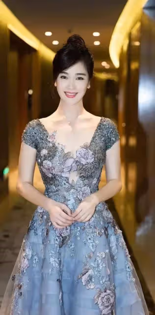 40+女神左小青真白任性!抹胸裙秀曼妙身材,資本為何獨寵她?