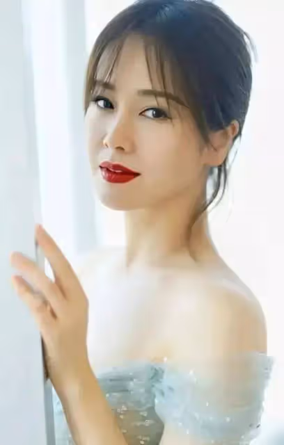 40+女神左小青真白任性!抹胸裙秀曼妙身材,資本為何獨寵她?