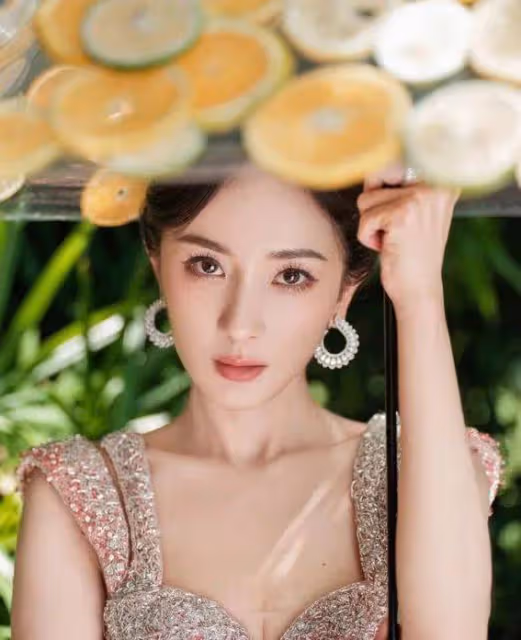 38歲楊冪驚艷變身!水果女王造型曝光,前夫看到都後悔?