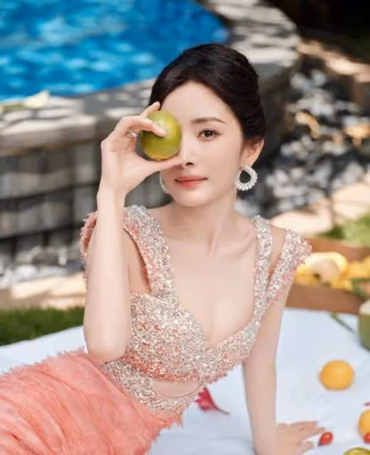 38歲楊冪驚艷變身!水果女王造型曝光,前夫看到都後悔?