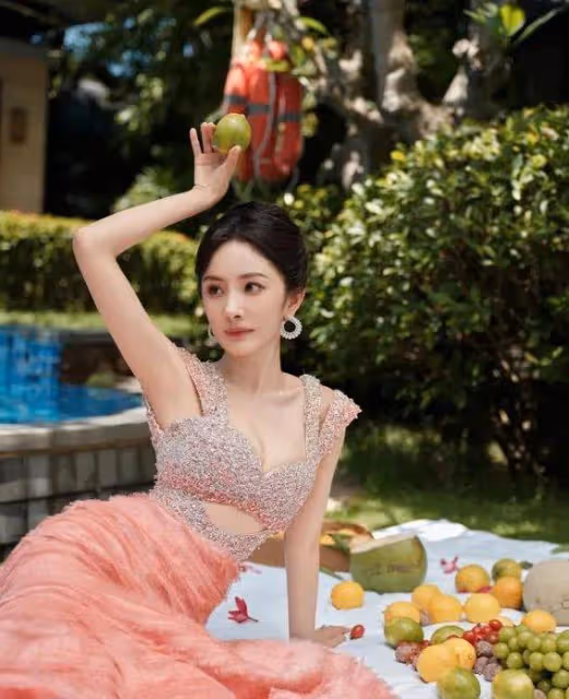 38歲楊冪驚艷變身!水果女王造型曝光,前夫看到都後悔?