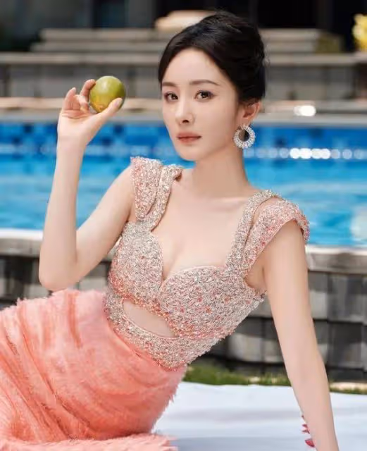 38歲楊冪驚艷變身!水果女王造型曝光,前夫看到都後悔?