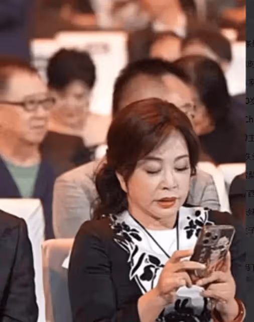 劉曉慶四婚四離!知情人爆她有8個男友,網友:真當自己是武則天