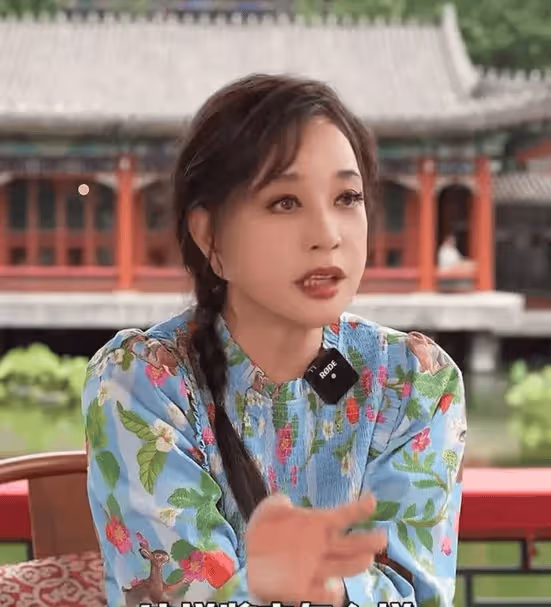 劉曉慶四婚四離!知情人爆她有8個男友,網友:真當自己是武則天