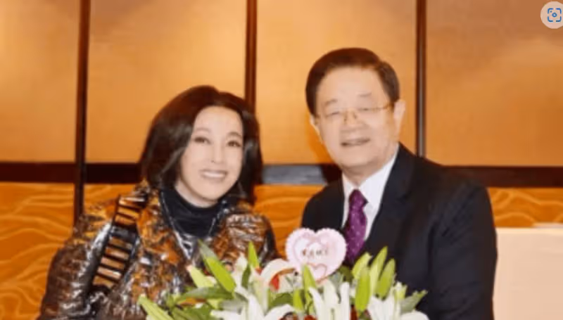 劉曉慶四婚四離!知情人爆她有8個男友,網友:真當自己是武則天