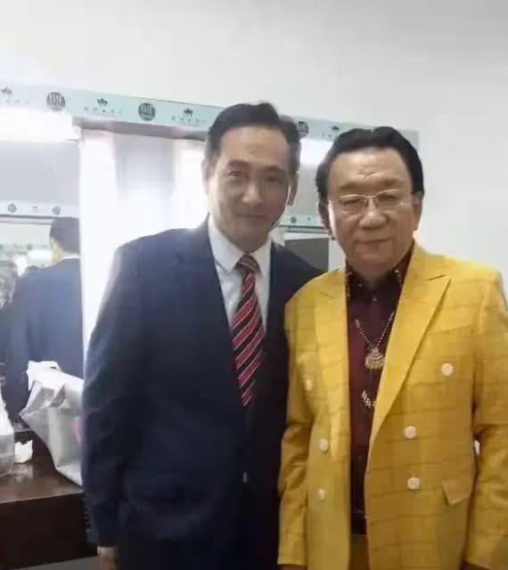 相聲演員李曉重收徒!侯耀華登台發言:可以直播帶貨,但不許賣鞋