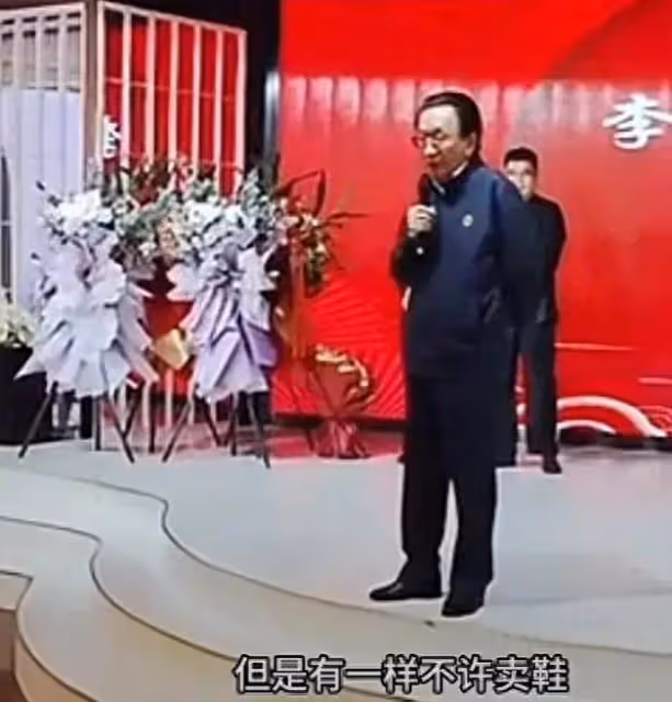 相聲演員李曉重收徒!侯耀華登台發言:可以直播帶貨,但不許賣鞋