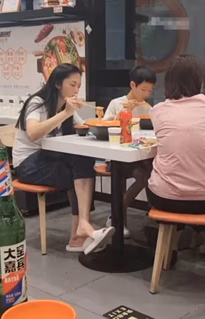 姚晨帶娃吃麻辣燙,11歲兒子小土豆高瘦身材成亮點,網友:太接地氣了