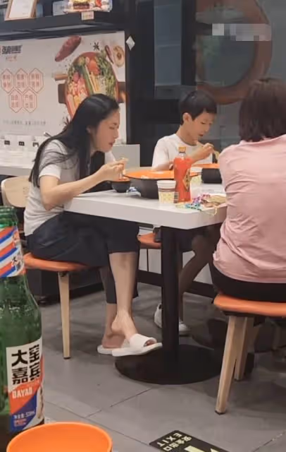 姚晨帶娃吃麻辣燙,11歲兒子小土豆高瘦身材成亮點,網友:太接地氣了