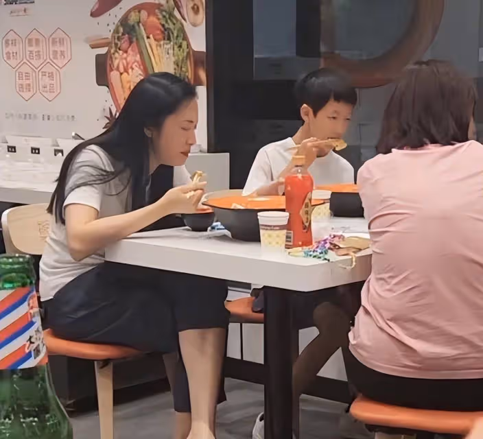 姚晨帶娃吃麻辣燙,11歲兒子小土豆高瘦身材成亮點,網友:太接地氣了