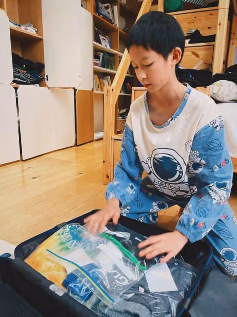 姚晨帶娃吃麻辣燙,11歲兒子小土豆高瘦身材成亮點,網友:太接地氣了