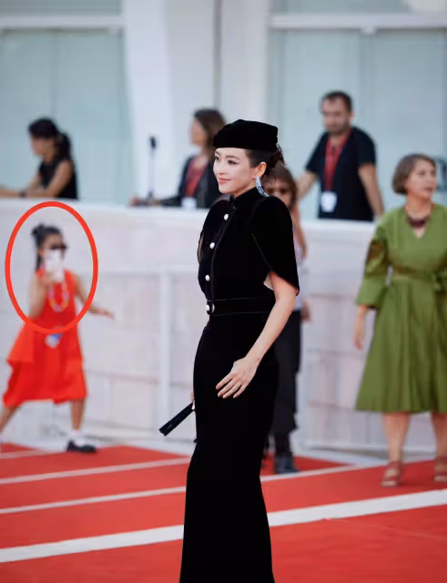 章子怡帶女兒走威尼斯紅毯,醒寶氣質不輸媽媽,網友:暑假帶娃兩不誤!