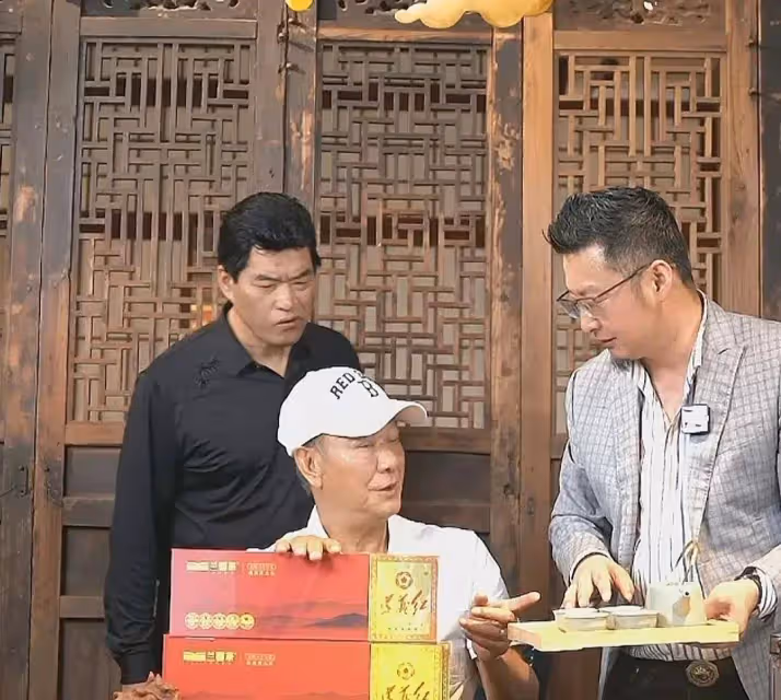 李修賢直播帶貨新玩法,邀大傻模仿者同台,網友直呼「回憶殺」