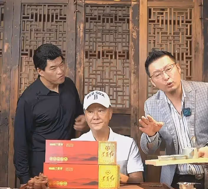 李修賢直播帶貨新玩法,邀大傻模仿者同台,網友直呼「回憶殺」