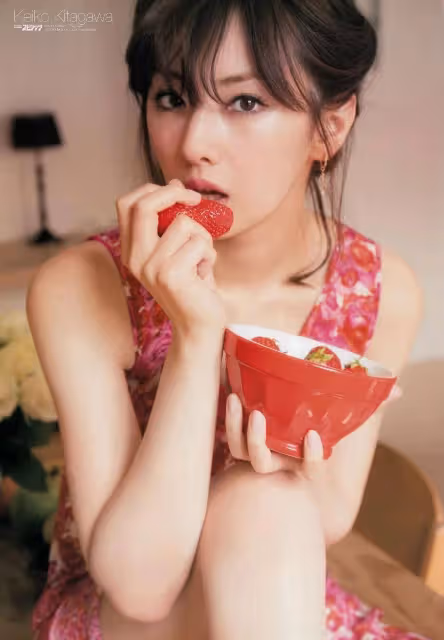 日本女星北川景子寫真露事業線!膚白貌美大長腿性感撩人