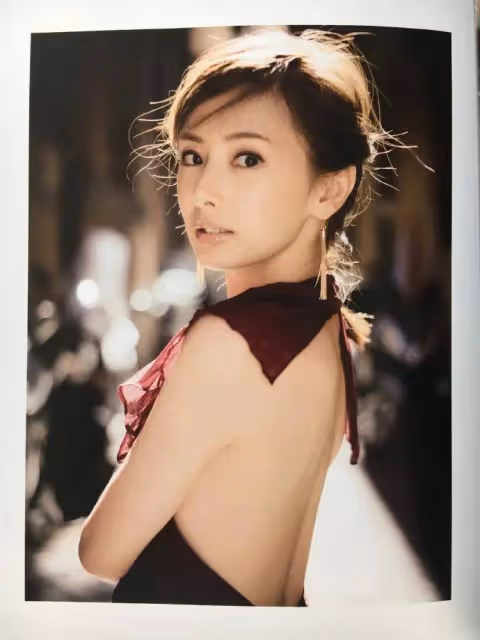 日本女星北川景子寫真露事業線!膚白貌美大長腿性感撩人