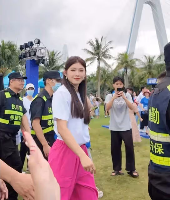 吳艷妮海南出席海之言活動,濃妝艷抹惹爭議,被問怎麼沒去香港