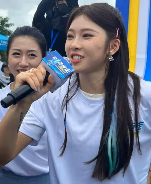 吳艷妮海南出席海之言活動,濃妝艷抹惹爭議,被問怎麼沒去香港