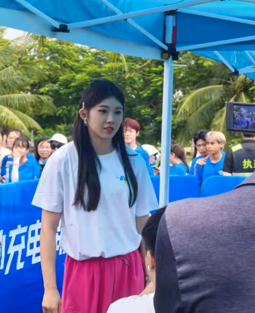 吳艷妮海南出席海之言活動，濃妝艷抹惹爭議，被問怎麼沒去香港