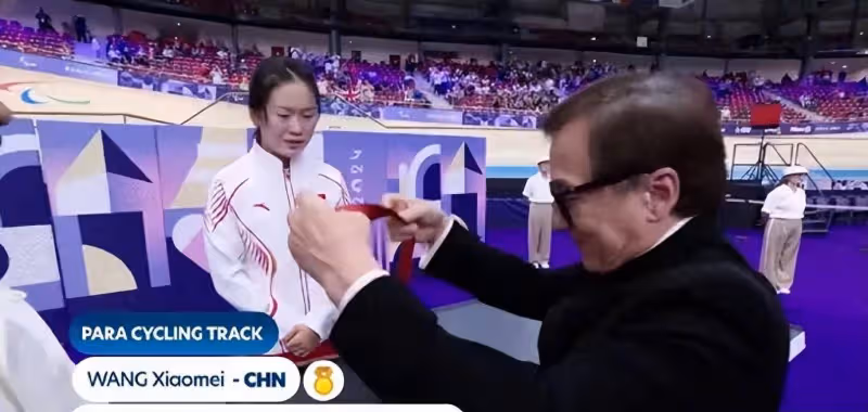 成龍為殘奧冠軍王小梅頒獎:滿臉笑意,溫柔慈祥,這一幕太暖了!
