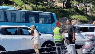 青島路虎女逆行,暴打退伍軍人後逃逸!身份被扒,官方通報!
