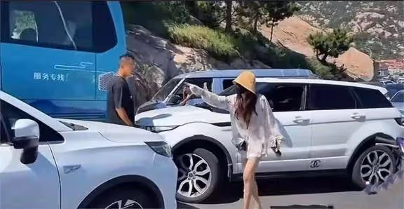 青島路虎女逆行,暴打退伍軍人後逃逸!身份被扒,官方通報!
