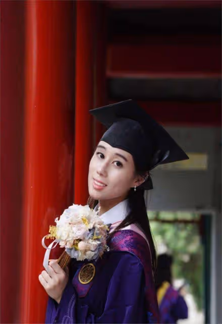 何超欣登內地新聞聯播!普通話獲好評,清華大學研究員新身份矚目
