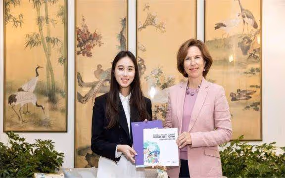 何超欣登內地新聞聯播!普通話獲好評,清華大學研究員新身份矚目