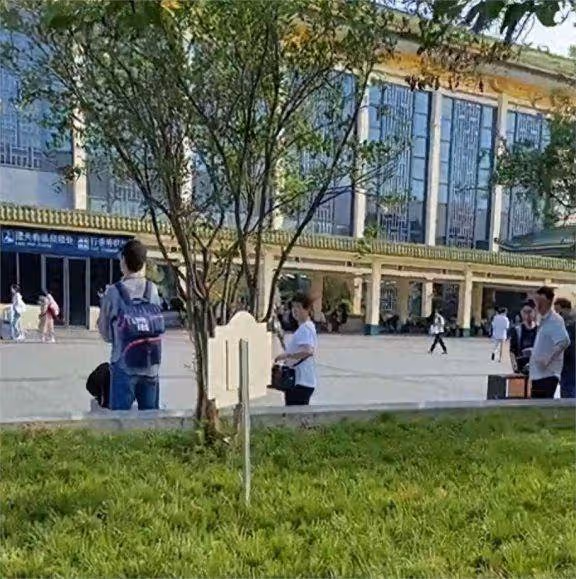 西安火車站工作人員阻止乘客坐花壇,官方回應來了,網友熱議不斷