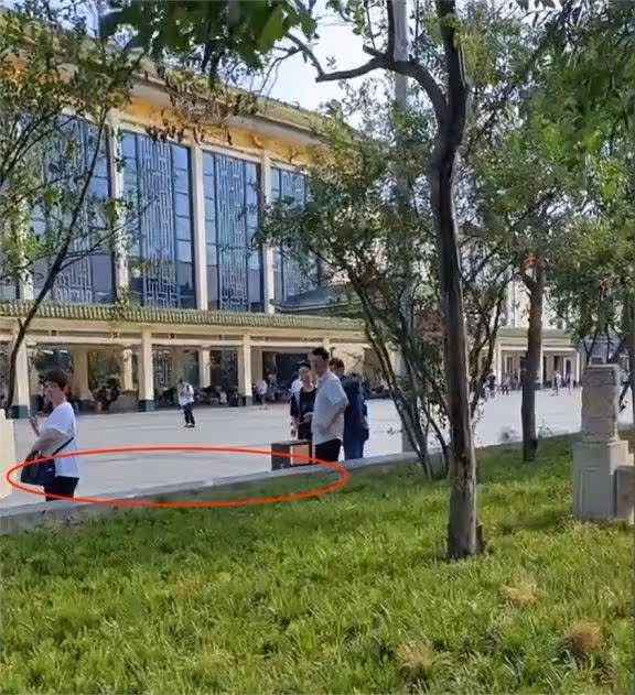 西安火車站工作人員阻止乘客坐花壇,官方回應來了,網友熱議不斷
