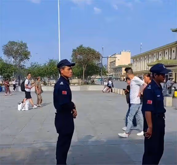 西安火車站工作人員阻止乘客坐花壇,官方回應來了,網友熱議不斷