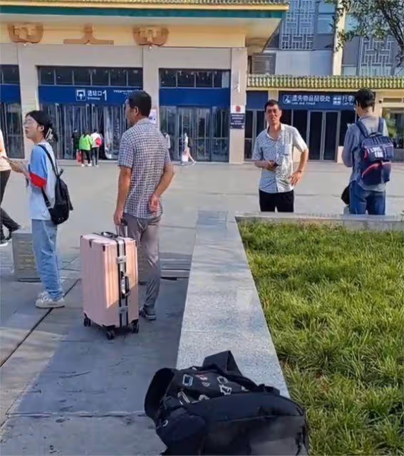 西安火車站工作人員阻止乘客坐花壇,官方回應來了,網友熱議不斷