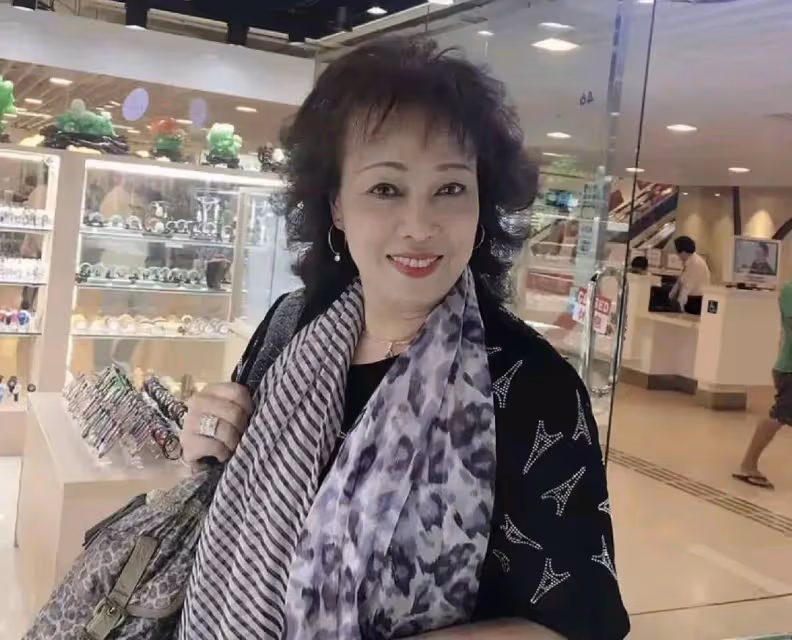 TVB金牌綠葉曾拍國外大片，年輕時顏值高，是混血兒英文流利