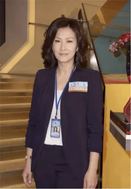 TVB前花旦新照被指撞臉田震,被問回巢拍劇大賣關子,強調從未退圈