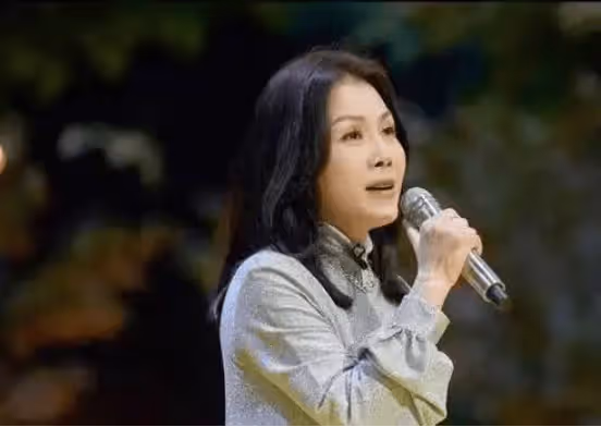 TVB前花旦新照被指撞臉田震,被問回巢拍劇大賣關子,強調從未退圈