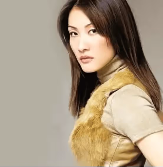 TVB前花旦新照被指撞臉田震,被問回巢拍劇大賣關子,強調從未退圈