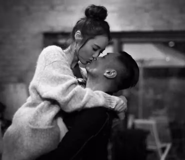 爭議!42歲香港知名男星罕曬女兒側面照引關注,因父女對嘴親親遭指行為不妥