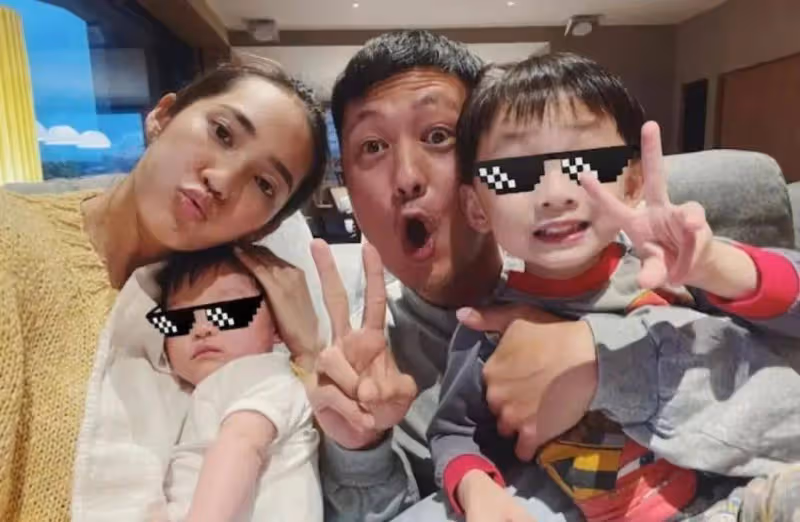 爭議!42歲香港知名男星罕曬女兒側面照引關注,因父女對嘴親親遭指行為不妥