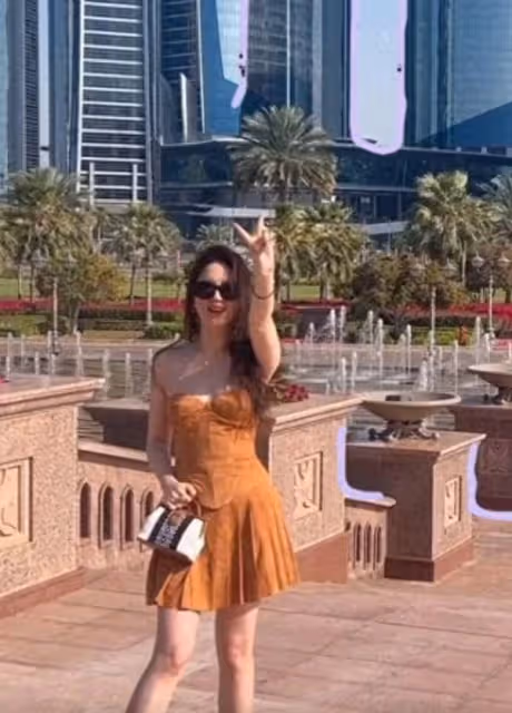 劉亦菲曬阿布達比vlog,穿抹胸裙海灘曬太陽,網友:這也太性感了!