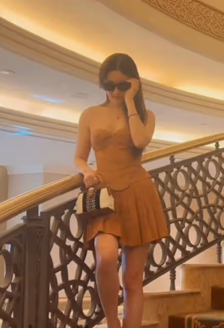 劉亦菲曬阿布達比vlog,穿抹胸裙海灘曬太陽,網友:這也太性感了!
