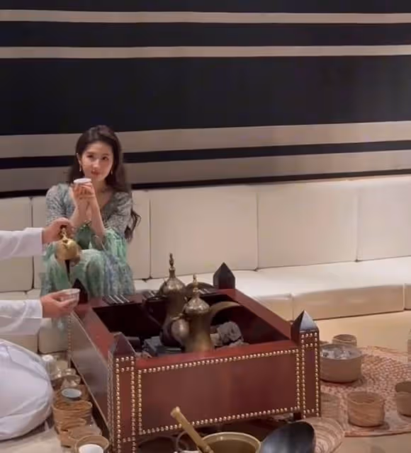 劉亦菲曬阿布達比vlog,穿抹胸裙海灘曬太陽,網友:這也太性感了!
