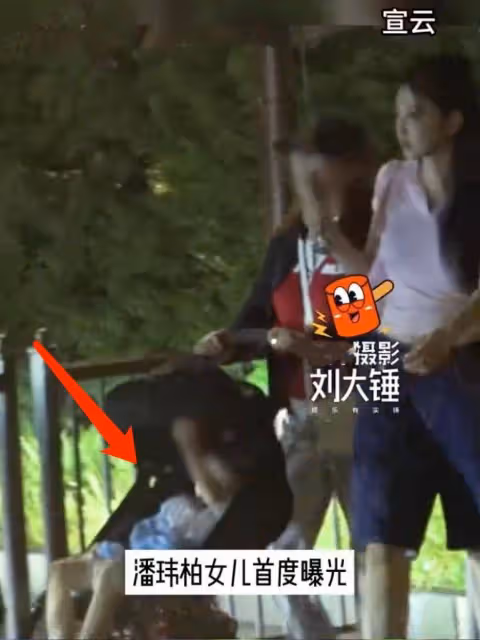 潘瑋柏一家三口游迪士尼,4歲女兒首度曝光,網友:這孩子太會投胎了!