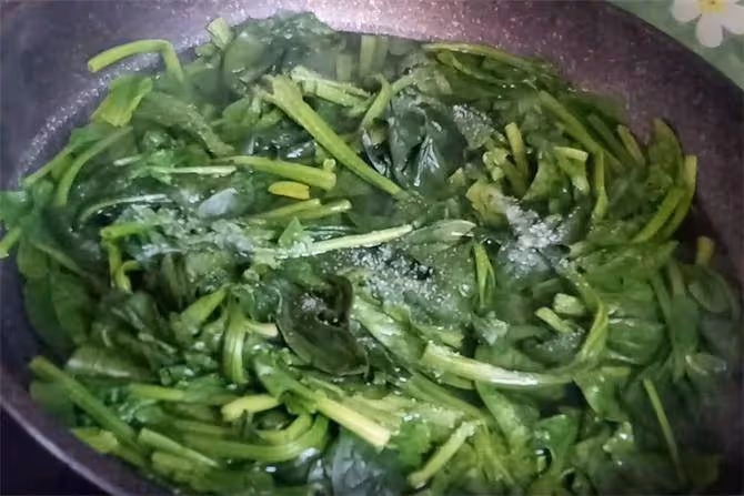 玉米面和菠菜這樣做,減肥又好吃,玉米面味道更濃,嚼起來也很香